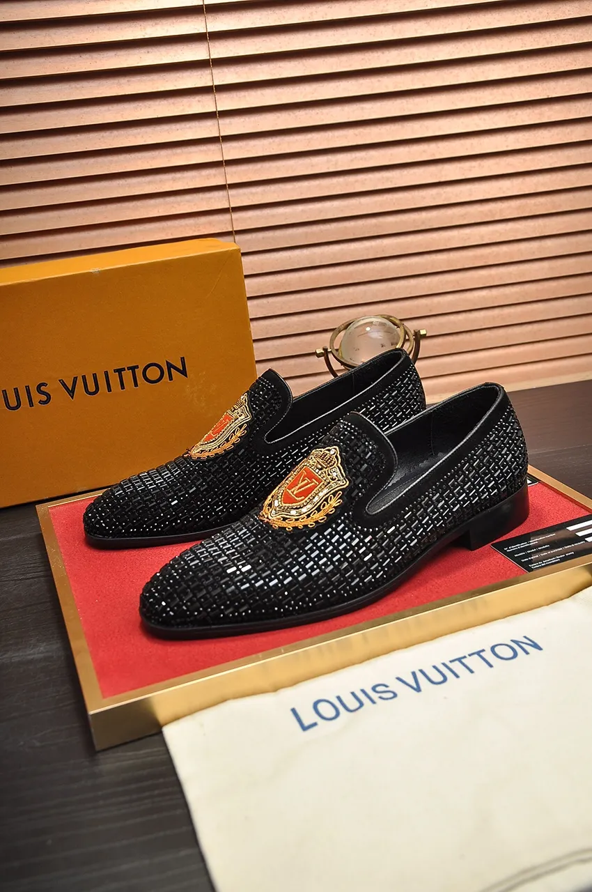 Men's men's shoes 💰560💶 [LV] (original single cowhide lining) 🍀LV's latest genuine leather business suit shoes are launched simultaneously on the official website. The first-layer cowhide imported from Italy is made of heavy gold, 💥1:1 rubber outsole from the official website. Versatile to wear, high-end without losing class, and the color combination is extraordinary. This four-season style is alluring when worn on your feet, showing off your big-name flair. Standard code 38-45 (45 customized)